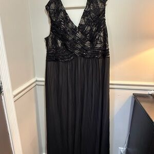 Elegant Black Lace Evening Gown